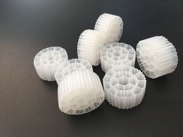 Mua Màu trắng Hdpe Filter Media, Plastic Filter Media Long Service Llfe online manufacture