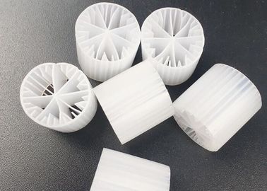 HDPE Biomass Plastic Filter Media 15 * 15mm Đối với WWTP SBR Technology Carrier