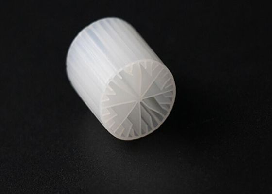 Màu trắng MBBR Filter Media 15 * 15mm Kích thước HDPE vật liệu để xử lý nước thải