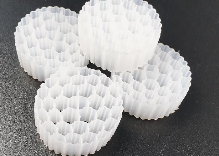 Pe38 25 * 4mm Hdpe Mbbr Bio Filter Media Giường di chuyển an toàn Diện tích bề mặt lớn
