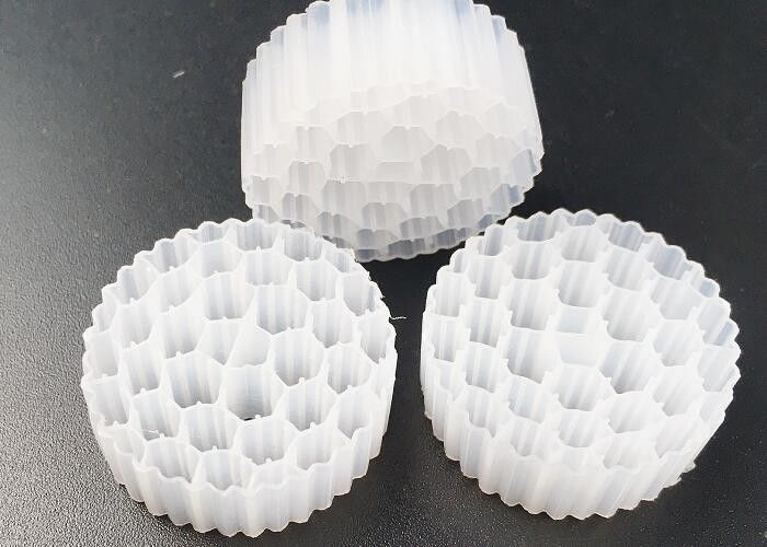 Pe38 25 * 4mm Hdpe Mbbr Bio Filter Media Giường di chuyển an toàn Diện tích bề mặt lớn