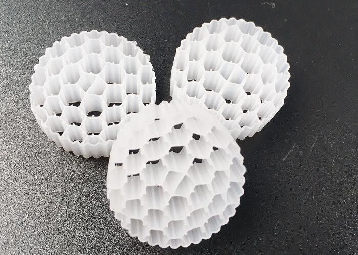 Pe38 25 * 4mm Hdpe Mbbr Bio Filter Media Giường di chuyển an toàn Diện tích bề mặt lớn