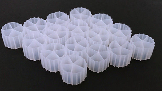 Ống sinh học phổ biến màu trắng 11 * 7mm và vật liệu HDPE nguyên chất MBBR cho bể cá