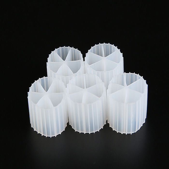 Điều trị nước thải MBBR Filter Media 0.96 - 0.98g/Cm3 mật độ với màu trắng Anaerobic Tank A / O công nghệ