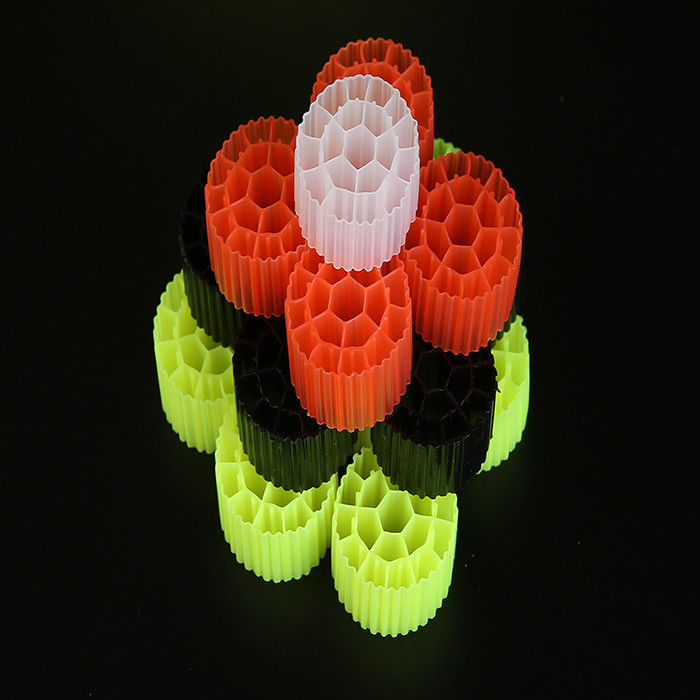 Đỏ / vàng nhựa MBBR Bio Media K1 500 m2/m3 Vùng bề mặt với màu trắng