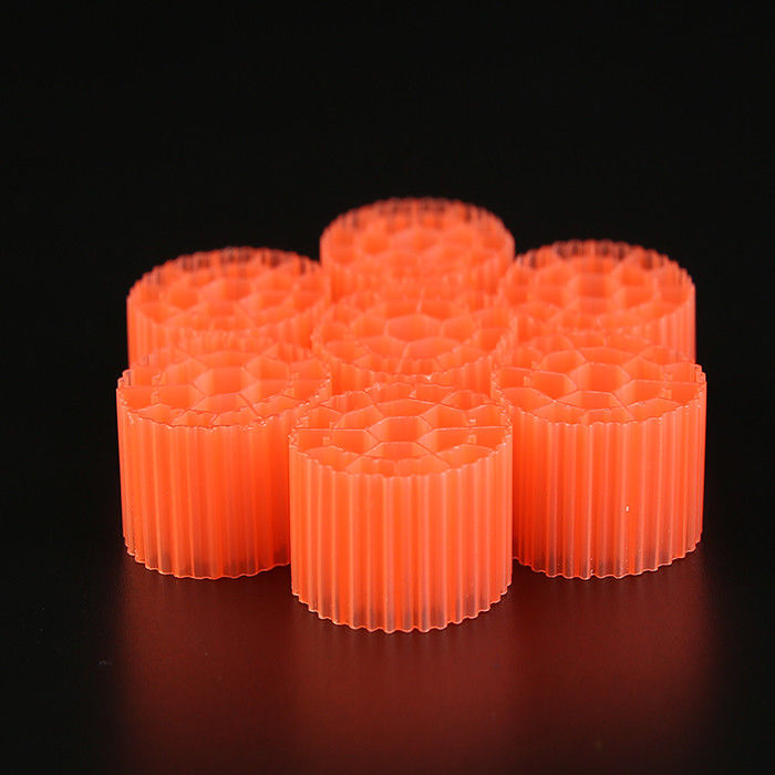 MBBR Biofilter Media Plastic Filter Media 0,96 - 0,98g/cm3 mật độ và màu trắng