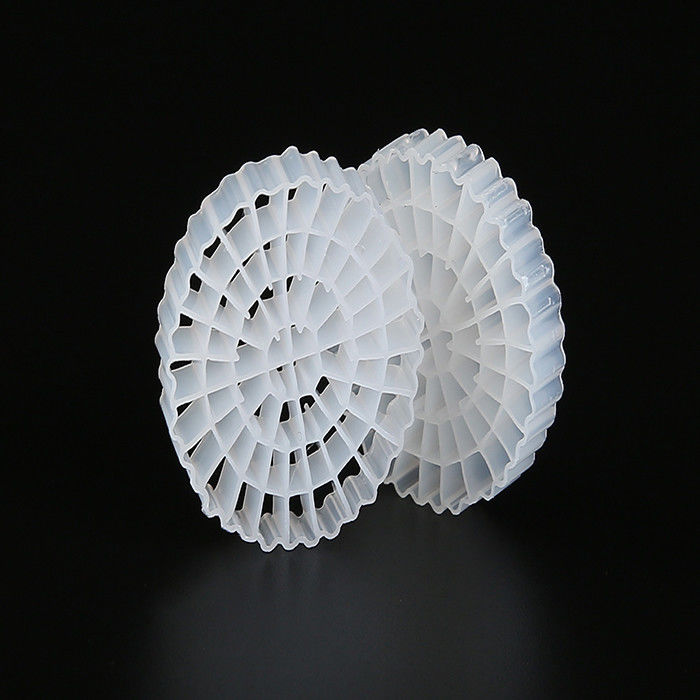 Dòng lọc nước thải Phân liệu lọc nhựa MBBR HDPE biomover lớn 1200 m2/m3 Vùng bề mặt