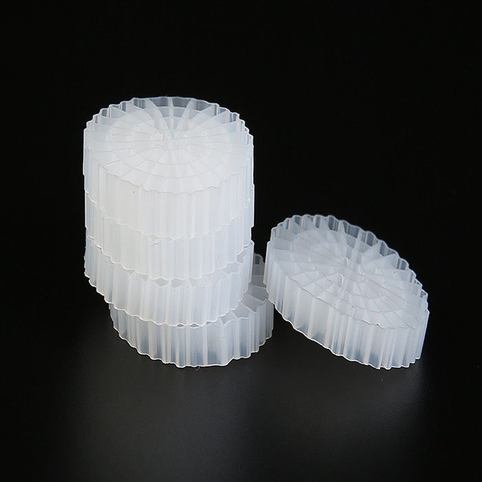 Điều trị nước thải Phương tiện lọc nổi 64 lỗ K5 Biomedia với vật liệu HDPE nguyên chất