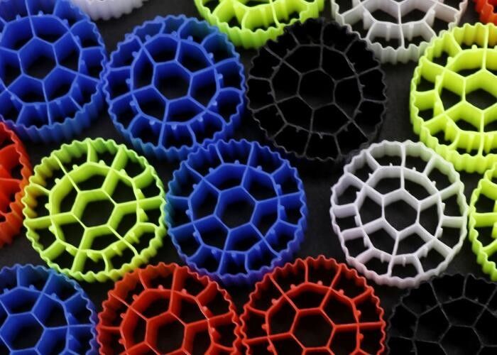 Trung Quốc nhà máy k1 kaldnes nhựa nuôi cá phương tiện truyền thông sinh học nổi cho nuôi trồng thủy sản RAS mbbr lò phản ứng HDPE FDA SAFTY