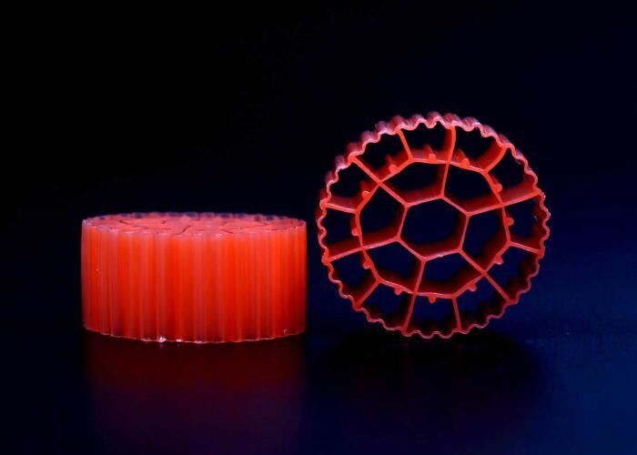 Màu đỏ cá hồ lọc phương tiện truyền thông nguyên thủy HDPE vật liệu K3 Plastic Filter Media