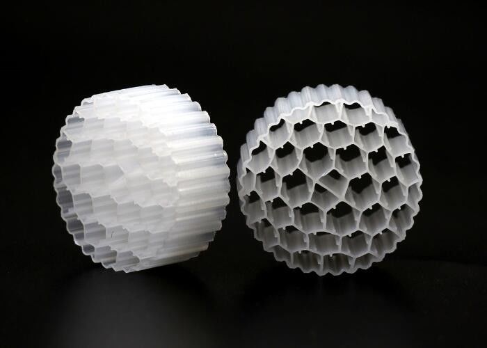 Di chuyển giường Biofilm lò phản ứng MBBR Carrier Bio Balls cho xử lý nước hóa học
