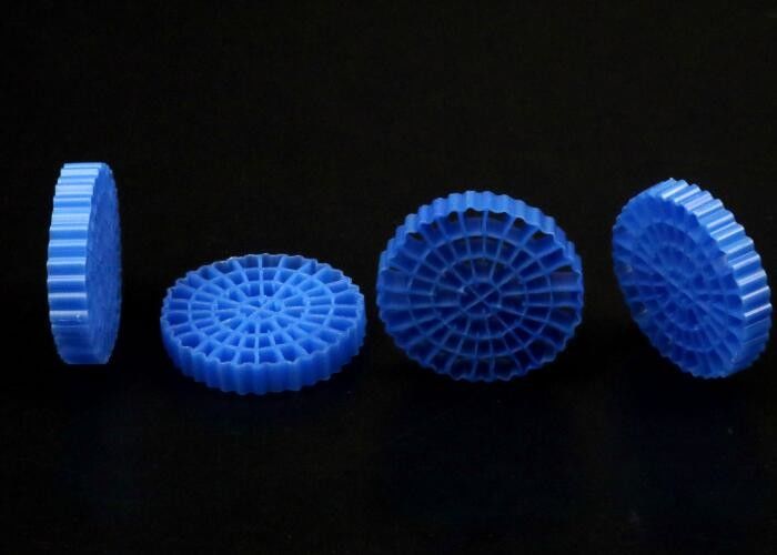 Cá ao bể cá màu xanh MBBR tàu nổi diện tích bề mặt lớn >1200M2/M3 SBR công nghệ 25*4mm phương tiện