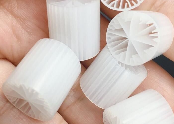 Xử lý nước bể vô khí thân thiện với môi trường MBBR Bio Media 15 * 15mm Vùng bề mặt lớn