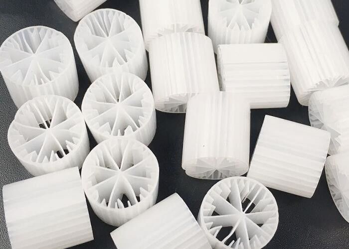 HDPE Biomass Plastic Filter Media 15 * 15mm Đối với WWTP SBR Technology Carrier