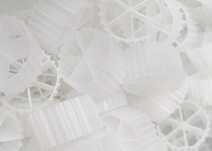 MBBR BIOCELL xử lý nước thải thủy sản 6 phòng 16 * 10mm màu trắng chất chứa chất lấp đầy tuổi thọ dài