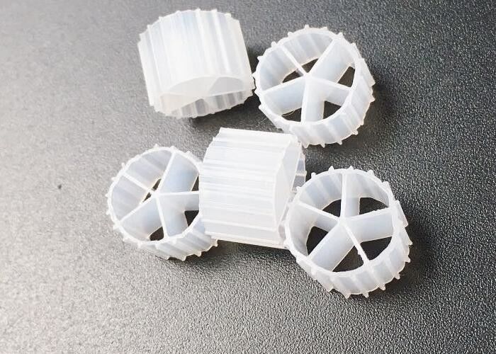 Kháng UV HDPE 10 * 7MM MBBR BIOBALLS IFAS quy trình 5 phòng fda vật liệu an toàn môi trường nổi giá rẻ