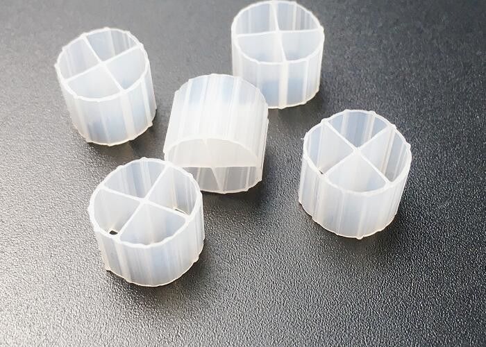 thủy sản Nông nghiệp nuôi cá MBBR Bio Filter Media 12 * 9mm Hdpe Bioballs trắng Sbr Quá trình
