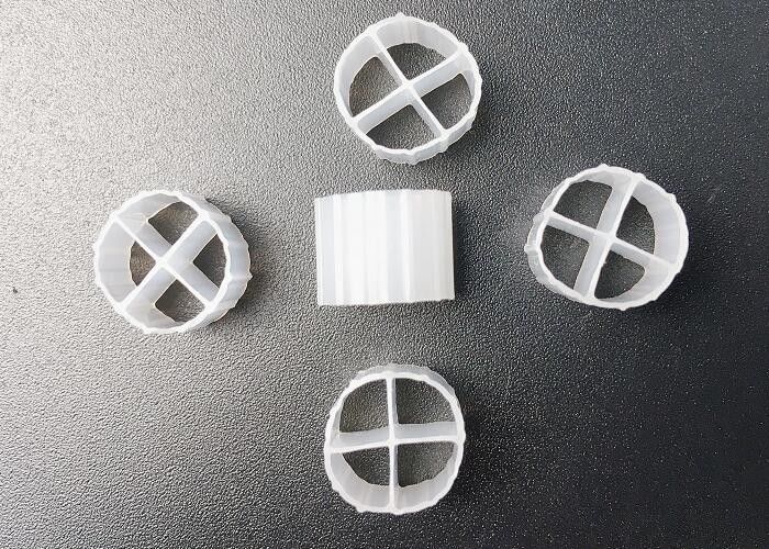 thủy sản Nông nghiệp nuôi cá MBBR Bio Filter Media 12 * 9mm Hdpe Bioballs trắng Sbr Quá trình