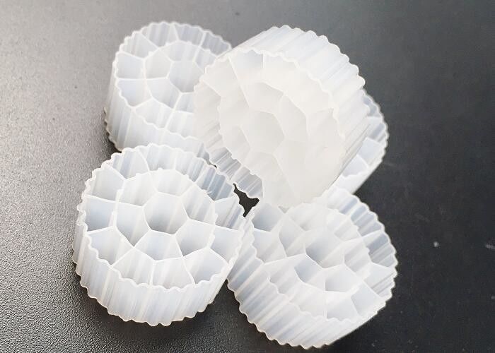 Hdpe K3 Biocell MBBR Phương tiện xử lý nước 25 * 12mm 600m2 / M3 Vùng bề mặt lớn