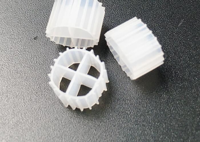 Kaldnes MBBR Bio Filter Media Floating Moving Bed Biofilm Reactor Aquarium màu trắng 11 * 7mm