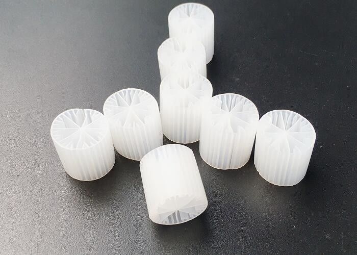 Vùng bề mặt cao MBBR Filter Media Màu trắng nguyên thủy HDPE vật liệu 15 * 15MM