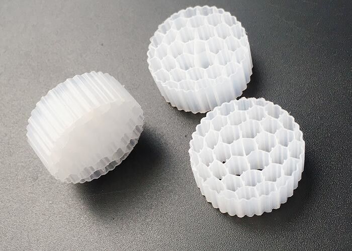 PE38 Mbbr Bộ lọc 25 * 4mm Hdpe An toàn Di chuyển giường Bộ lọc phương tiện Diện tích bề mặt lớn