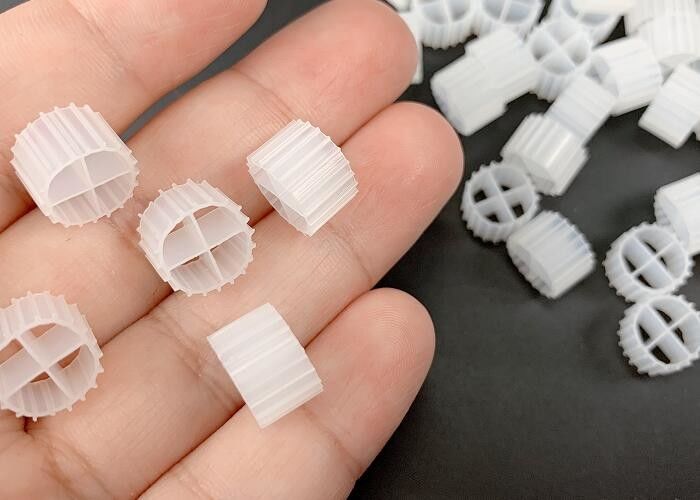 11 * 7mm MBBR Bio Filter Media K1 với màu trắng và nguyên chất HDPE