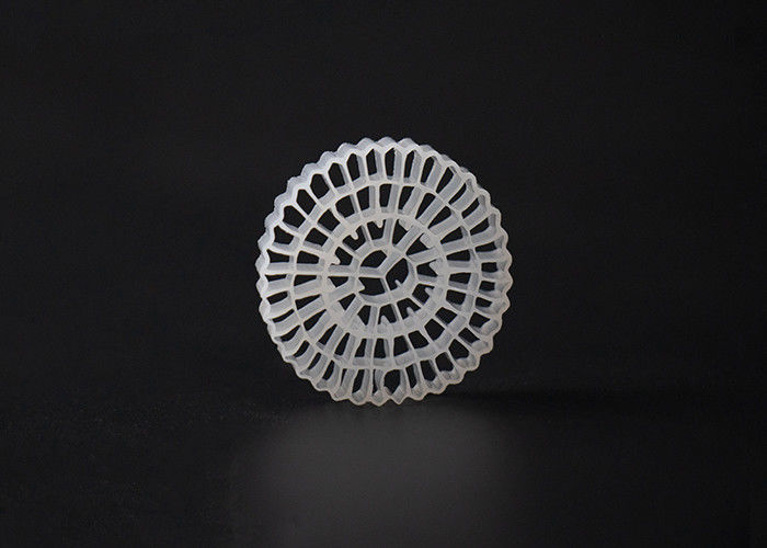 Vật liệu HDPE Virgin MBBR Bio Media Màu trắng Và 25 * 4mm Kích thước Vùng bề mặt cao MBBR