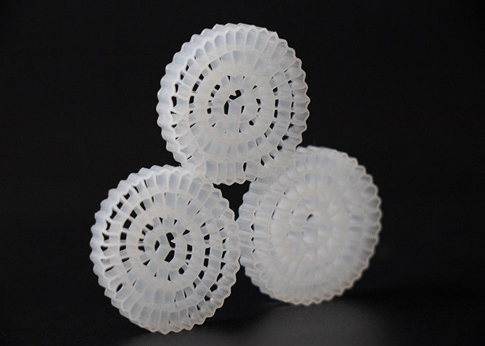 Vật liệu HDPE Virgin MBBR Bio Media Màu trắng Và 25 * 4mm Kích thước Vùng bề mặt cao MBBR
