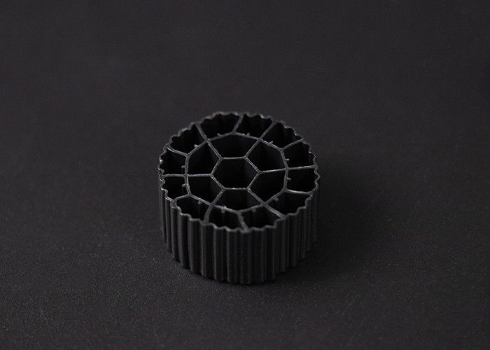 Vật liệu HDPE Virgin MBBR Filter Media Biofilter 25mm X12mm Kích thước 600 m2/m3 diện tích bề mặt