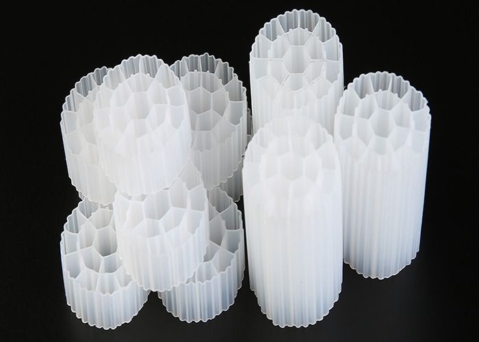 35mm X 18mm Kích thước nguyên thủy HDPE vật liệu MBBR Bio Media PE07 Cho bể cá