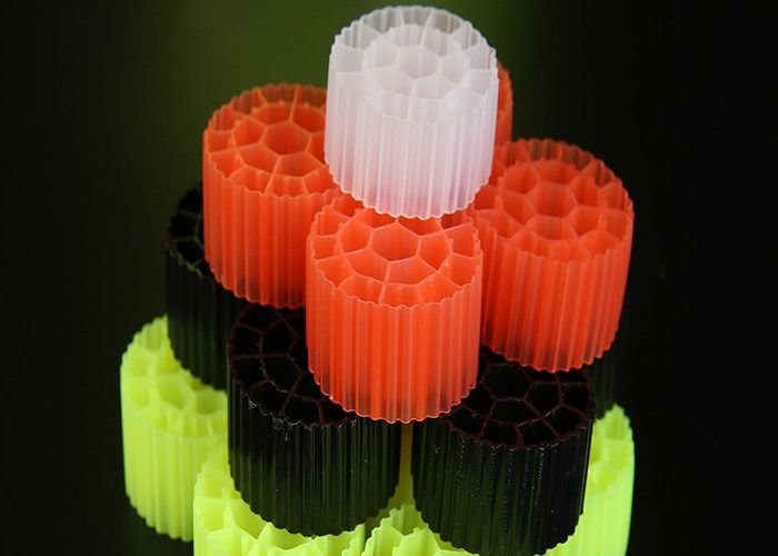 Màu sắc hoặc tùy chỉnh nhựa chuyển động phương tiện lọc cho bể cá nguyên thủy HDPE vật liệu