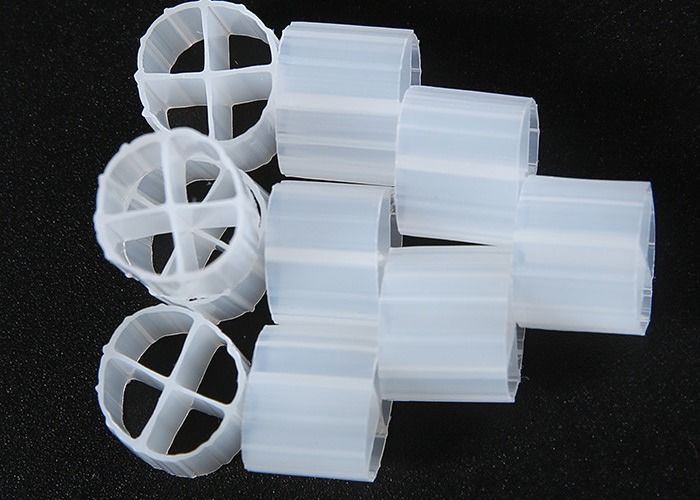 Màu trắng MBBR Bio Carrier Media cho thùng thiếu khí với vật liệu HDPE nguyên chất và kích thước 12 * 9mm