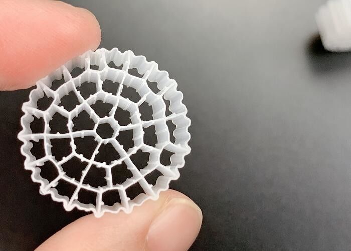 Virgin HDPE 25 * 10MM Màu trắng MBBR Phân liệu lọc nhựa Vùng bề mặt lớn