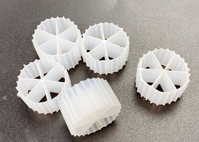 PE04 Vùng bề mặt lớn Màu trắng MBBR Bio Media 6 Phòng 800m2/M3